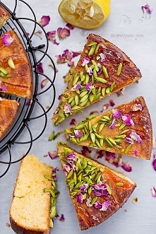 CIASTO MIGDAŁOWO - MORELOWE Z KARDAMONEM I WODĄ RÓŻANĄ