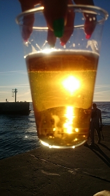 Mój zachód słońca, utopiony w złotym piwie :) fotografia z kategorii fotografia moim okiem.