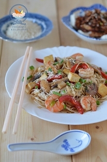 Smażony makaron z krewetkami, warzywami i tofu