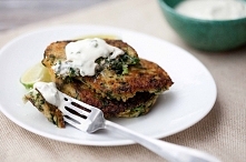 PLACKI Z KASZY QUINOA ZE SZPINAKIEM I SZCZYPIORKOWYM JOGURTEM