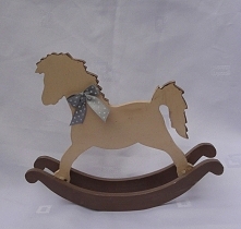 Stojak - konik na biegunach, piękny element który może być ozdobą dziecinnego pokoju. Pomalowany bezpiecznym lakierem stosowany do zabawek.
Kolor konika - brzoskwinia, płozy w k...