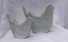 Dwa Ptaszki o pięknym, prostym i niepowtarzalnym kształcie z ceramiki nieszkliwionej. Turkawki pomalowane na kolor popielaty, skrzydełka oraz brzegi leciutko bielone, całość zab...