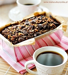 Czekoladowe ciasto z orzechami i rodzynkami