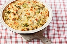 ZAPIEKANKA Z KASZY QUINOA, BROKUŁAMI I KURCZAKIEM