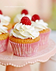 Babeczki z owocami i bitą śmietaną
