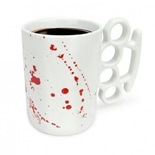 Kubek w mrocznym klimacie.