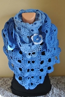 Przedmiotem sprzedaży jest własnoręcznie wykonana chusta szydełkowa z wełny akrylowej. Jej wymiary to 162cm/74cm. Chusta jest bardzo mięciutka a zarazem ciepła- idealna na mroźn...