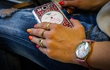 Etui na telefon, nakładka z etnicznym wzorem i cytatem.
Zegarek w geometryczne 'azteckie' wzory.
Piękne połączenie!