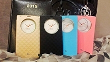 Zamykane etui skierowane do telefonów LG, z charakterystycznym okrągłym wycięciem.
Eleganckie i kolorowe :)