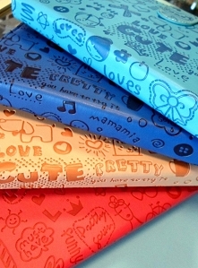 Etui na tablet z serii 'kids'. To zamykane, uniwersalne etui w wesołe rysunkowe tłoczenia. Dostępne w wielu kolorach na tablety duże i te mniejsze :)