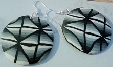 Oryginalne kolczyki idealne do jesiennych stylizacji. Polecam :-)
Średnica 4 cm, długość kolczyków 6 cm. Metalowe elementy są w kolorze jasnego srebra, antyalergiczne,lekki.