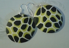 Duże kolczyki rowniez idealnie pasujące do jesiennych stylizacji. Średnica kolczyków 4 cm, długość 6 cm.
Metalowe elementy są w kolorze jasnego srebra, antyalergiczne,lekkie.