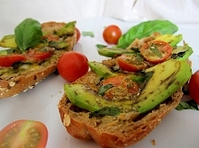 Chrupiące pieczywo pełnoziarniste zapiekane z awokado i świeżą bazylią