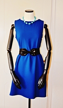 wlasnorecznie uszyta sukienka, material jest malo mnacy i lejacy idealnie sie uklada, mozna ja nosic z paskiem jak na zdjeciu lub luzno bez. to jest moja pierwsza sukienka :)