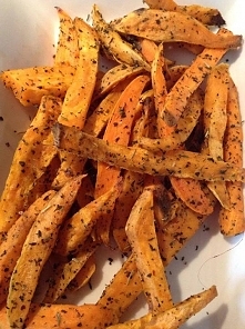 FRYTKI Z BATATÓW 
 Składniki:
kilka dużych batatów
oliwa z oliwek
sól, pieprz, zioła prowansalskie, pieprz cayenne dla lubiących ostre potrawy.


Przepis:
Bataty obieramy ze skó...