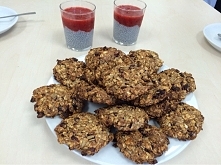ciasteczka owsiane, pudding z nasion chia + mus z truskawek