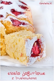 Ciasto jogurtowe z truskawkami (owocami) ilovebake.pl