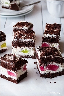 Ciasto czekoladowe przekładane kremem z mascarpone i galaretką – przepis