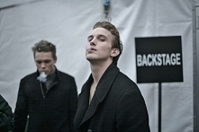 ''Naszej bohaterce się łamało serce nieraz.
Ale to, co widzi teraz ją zabija niemal.''