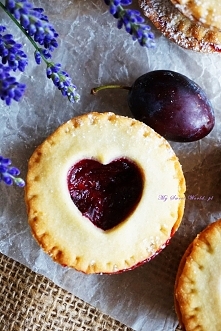 Kruche babeczki ze śliwkami i lawendą