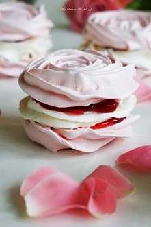 Markizy bezowe z frużeliną truskawkową i bitą śmietaną