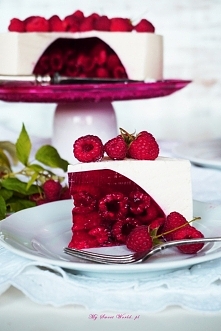 Torcik „ Malinowa niespodzi...