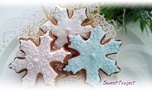 Boże Narodzenie, śnieżynki w całości ręcznie dekorowane. Pierniczki