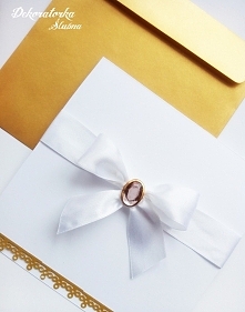 biała kartka ślubna ze złot...