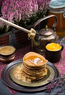 Obłędnie pyszne dyniowe pancakes'y z sosem gruszkowym.
(Przepis po kliknięciu w zdjęcie)