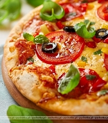 Pizza z pomidorami i czosnkiem