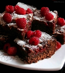 Ciasto Czekoladowe z Malinami (Brownies z Malinami) - przepis