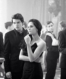 – W ten oto subtelny sposób nazywasz mnie dziwką?
– Różne historie krążą wśród studentów. Także na twój temat.
 – Zabolało.