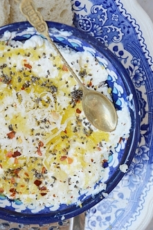 Taki dip można wykorzystać do pieczywa, przekąsek włoskich lub nadziać ravioli i inne nie tylko włoskie pierogi.