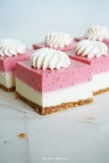 Podwójnie pyszny sernik bez pieczenia- śmietankowo-truskawkowy na pysznym zbożowo-migdałowym spodzie <3