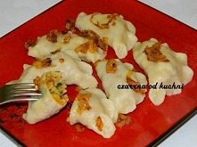 pierogi z cukinią


Składniki 
ciasto: 
2 szklanki mąki 
1 jajko 
1 łyżeczka soli 
gorąca woda (tyle, ile zabierze mąka) 

farsz: 
30 dkg mięsa (łopatka lub szynka) 
1 średnia cukinia 
1 duża cebula 
1 jajko 
curry 
sól, pieprz 
słodka papryka 

Sposób przygotowania 
Mięso pokroić w plastry i ugotować w osolonej wodzie. Cukinię pokroić w drobną kostkę i podsmażyć z dodatkiem soli, pieprzu i curry. Cebulę pokroić i podsmażyć z dodatkiem słodkiej papryki. Mięso zemleć w maszynce, dodać cukinię, cebulę, jajko - wymieszać dokładnie i doprawić do smaku. 
Z podanych składników zagnieść ciasto. Rozwałkować cienko i szklanką wyciąć kółka. Nakładać na nie farsz i sklejać pierogi. Pierogi gotować w osolonej wodzie 3-4 minuty od wypłynięcia. Podawać gorące z podsmażoną cebulką. Smacznego :)