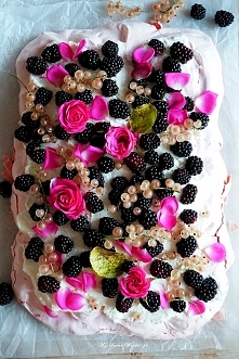 Ciasto bezowe z bitą śmietaną, z jeżynami, płatkami róż i z białą porzeczką <3