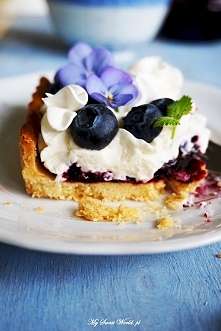 Tarta "Blue" z konfiturą jagodową, bitą śmietaną, bezami i bratkami