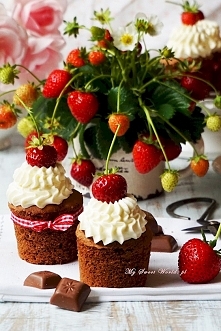 Wyborne babeczki czekoladowe z bitą śmietaną :)