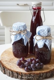 Składniki na około 4 litry soku:

3 kg winogron

1 kg zamrożonej aronni

1 kg cukru (lub więcej jeżeli winogrona są kwaśne)

sok z 2 cytryn (jeżeli winogrona są słodkie)

Winogr...