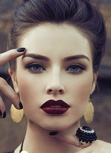 Porcelanowa, blada twarz, krwiste mocne usta, tajemnicze, przyciągające spojrzenie. Z jednej strony tajemnicza, niebezpieczna, smutna z drugiej pociągająca, piękna i silna. Kobi...