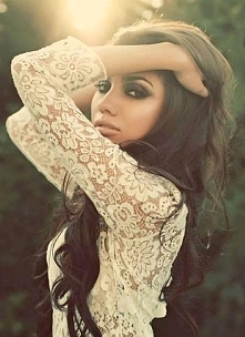 delikatne usta, ciemne oczy :)