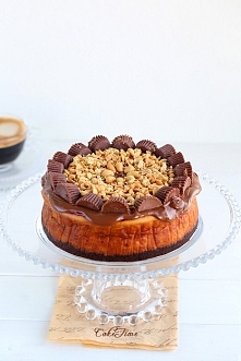 Słodko-słony sernik z masłem orzechowym i czekoladkami Reese's