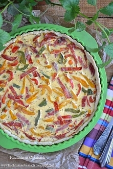 Quiche sezamowy z papryką i chorizo