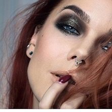 cudowny metaliczny ciemny makijaż z dodatkiem złota