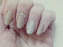 ~~ moje :) lubię ozdabiać naturalne paznokcie. Muszę się przyznać nie robiłam nigdy żelowych, hybrydowych itd. Uważam, że z naturalnych też można zrobić coś ciekawego ;)