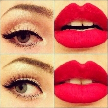 Klasyczna, mocna czerwień to podstawa makijażu na każdą porę roku.