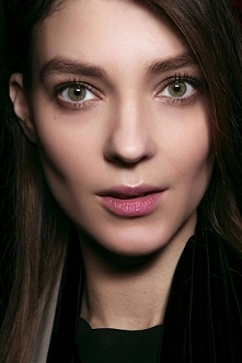 Dyskretne rozświetlenie oczu i neutralna różowa pomadka w makijażu dziennym. Tak delikatny make-up pięknie wydobywa kolor oczu i urodę. Jak widać na modelce... :)