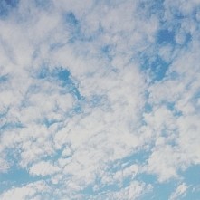 "- W niebo też nie wierzę.
- Jakoś nieszczególnie przeszkadza mu to istnieć."