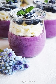 Aksamitne serniczki jagodowe z bitą śmietaną