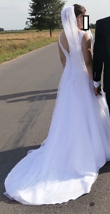 Sprzedam cudną suknie ślubną. Śnieżnobiała o kształcie średniego A, z górą ozdobioną grubą koronką, na szerokich ramiączkach. Posiada tren, który bez żadnych problemów się podpi...